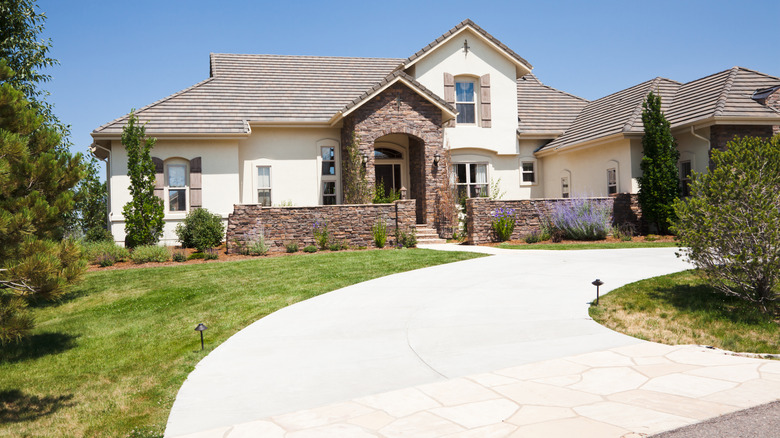 How to choose the best driveway design to match your cottage style home