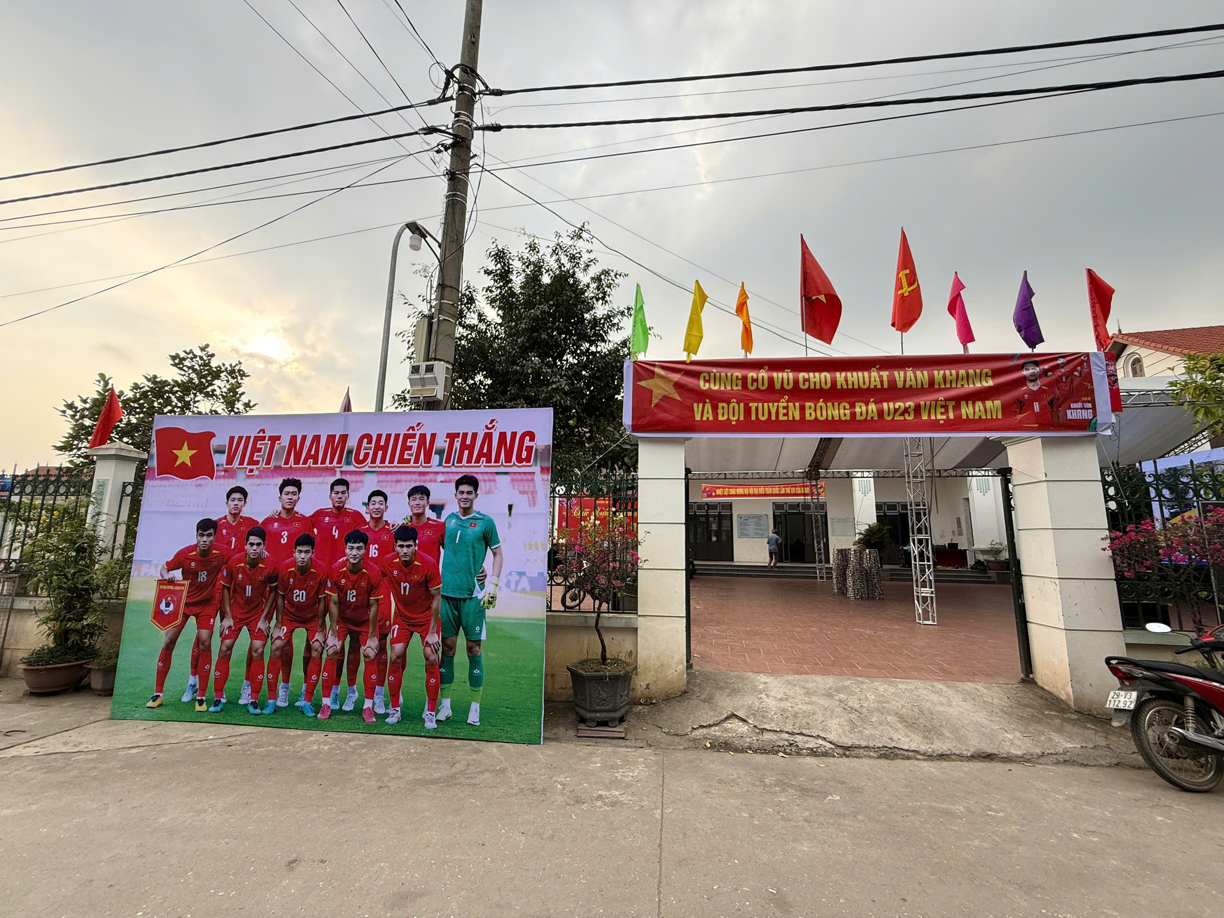 Gia đình cầu thủ mở tiệc đãi cả làng xem U23 Việt Nam