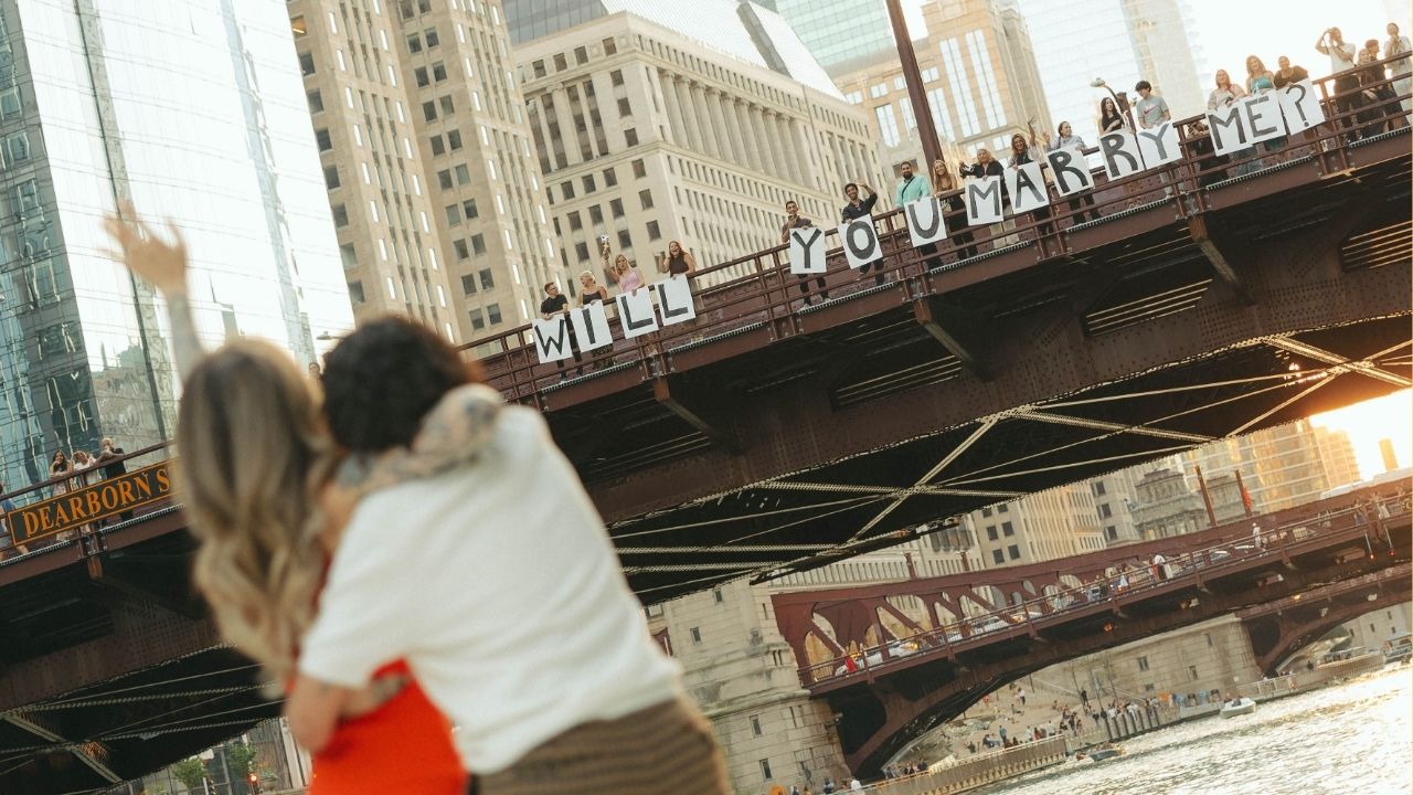 Chicago crowd gives warm applause for couple's boat proposal