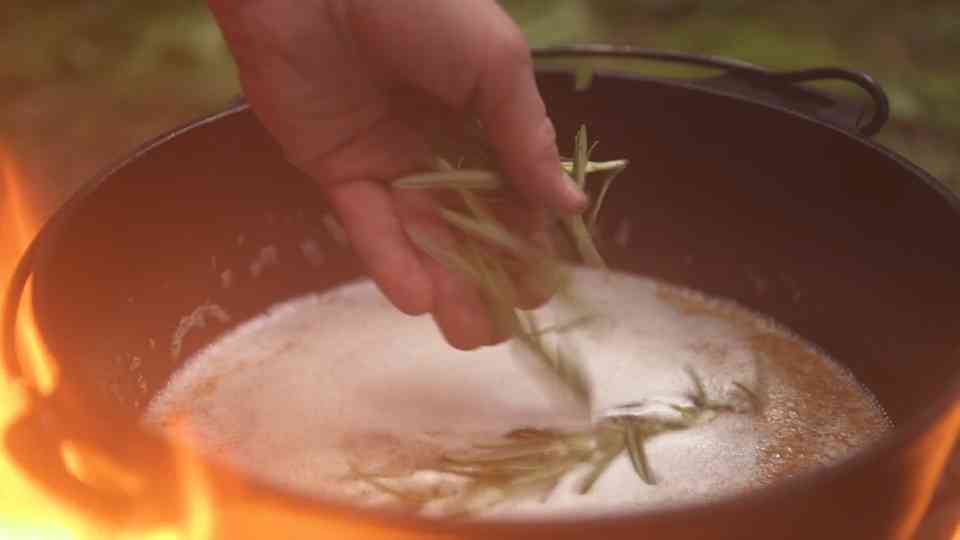 Cooking ribs in six kilograms of butter in the forest
