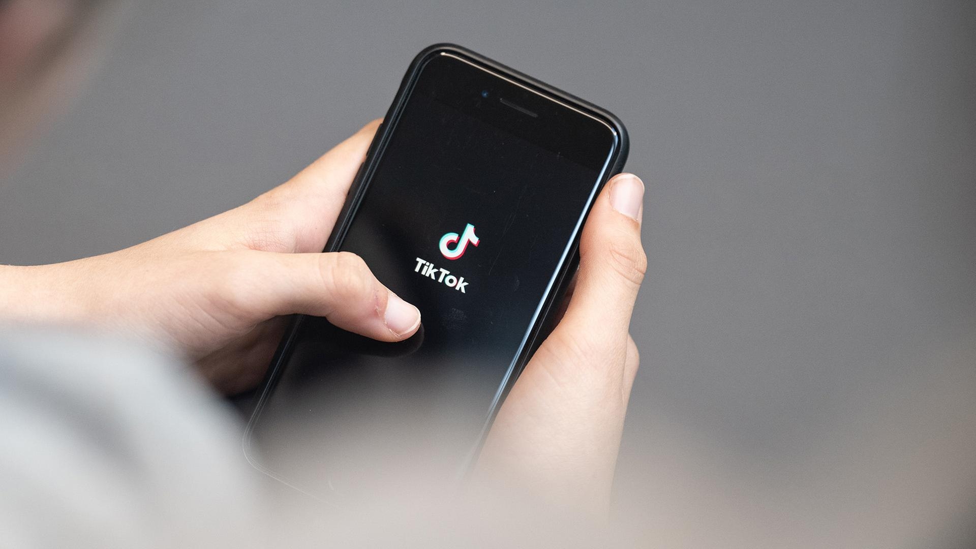 Loạt phụ huynh kiện Tik Tok vì con 'đu trend' tự hại mình