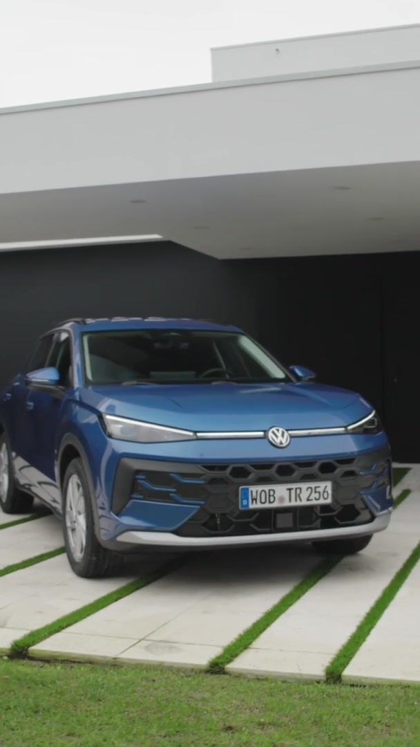 The new Volkswagen T-Roc in celestial blue metallic - exterior design