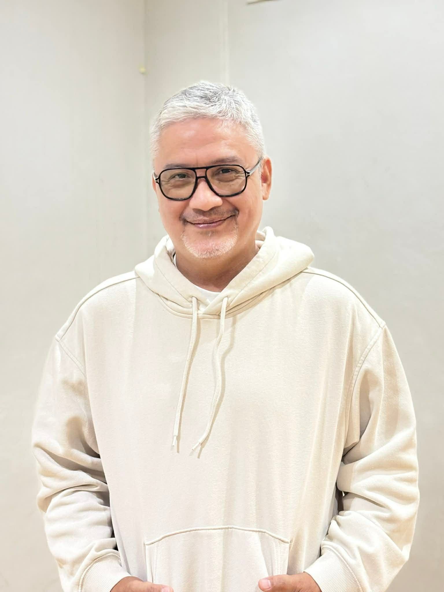 Epy Quizon, Andoy Ranay play 'third person' in 'About Us But Not About Us'