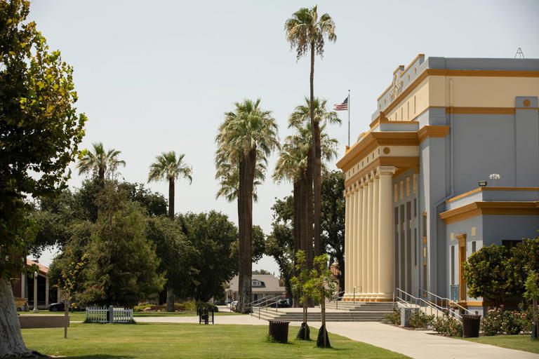This 365-mile train route showcases the beauty of California—with ...