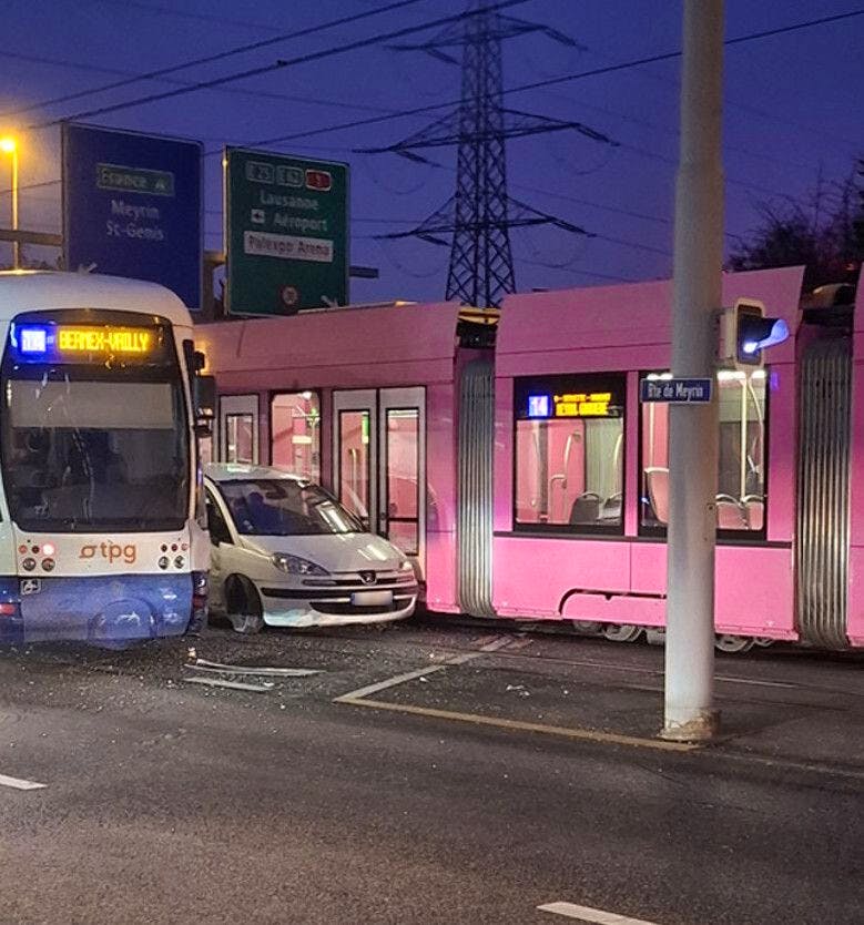 Une voiture sur les voies fait dérailler un tram
