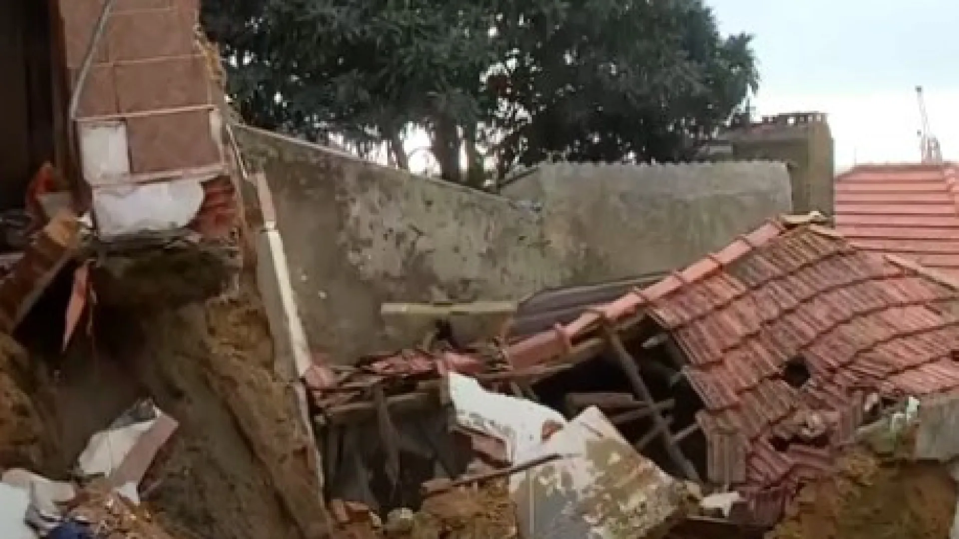 Família desalojada após casa ruir em Setúbal. Câmara tinha sido alertada