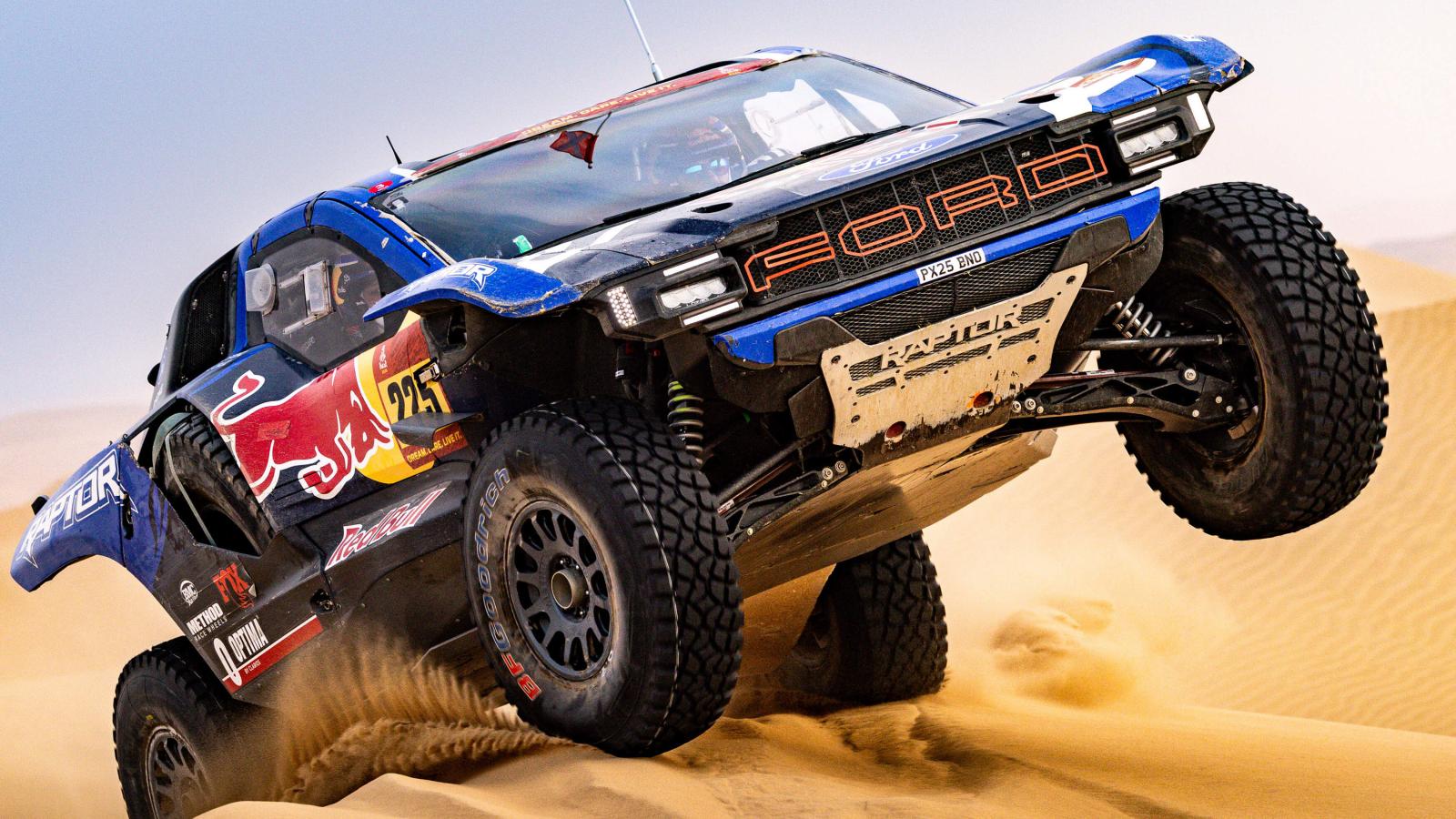 Το Ford Raptor T1+ «ζωγραφίζει» στους αμμόλοφους του Dakar Rally