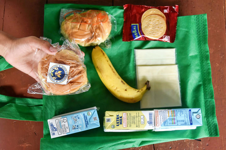 Isi menu Makanan Bergizi Gratis (MBG) di SDN 1 Gunung Lipung, Kota Tasikmalaya, Jawa Barat, Senin (29/12/2025). Foto: ANTARA FOTO/Adeng Bustomi