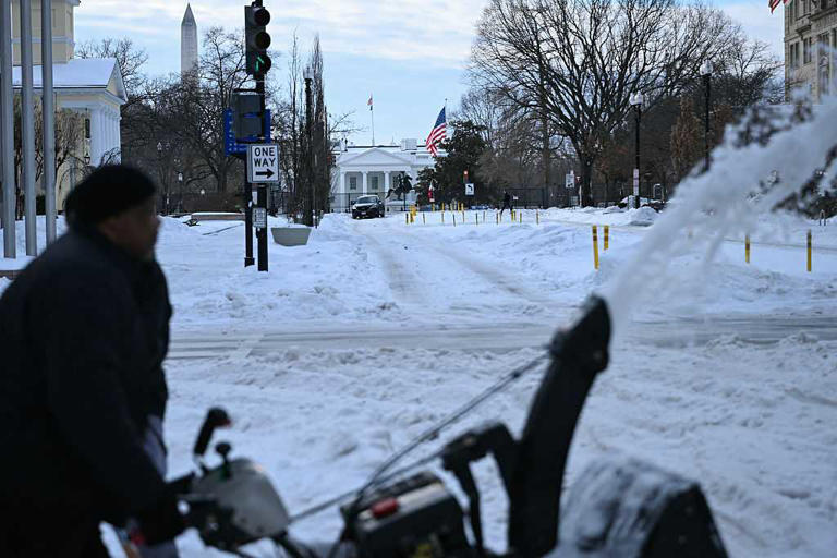 Colossal winter storm kills at least 18; hundreds of thousands without ...