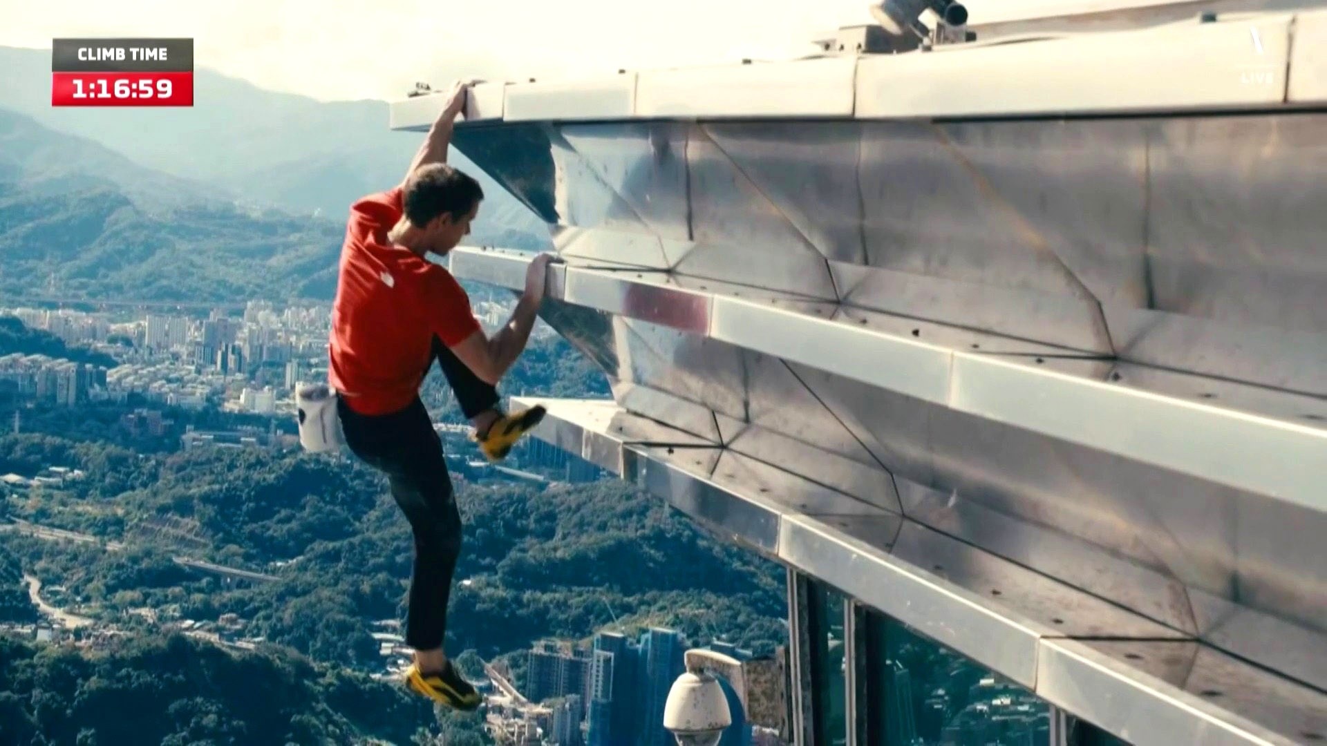 Alex Honnold scales 101-story skyscraper without safety gear<br><br>