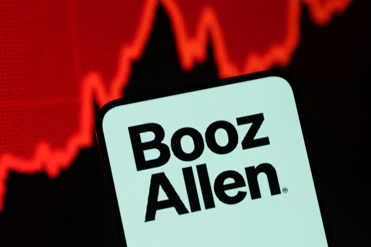 Booz Allen lifts earnings outlook as profit climbs