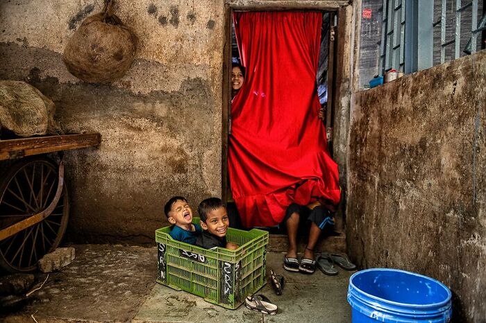 This street photographer captures raw and human moments in everyday ...