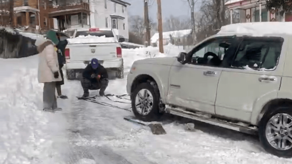 'I love the snow': Neighbors come together to help neighbors after ...