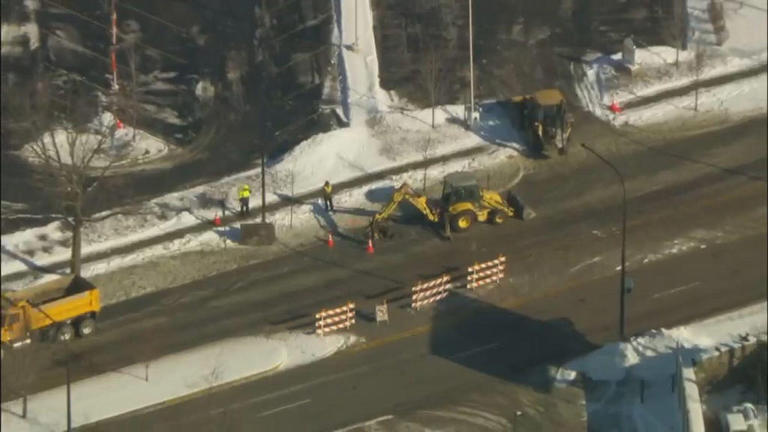 Water main break in Lincolnwood shuts down part of Devon Avenue ...