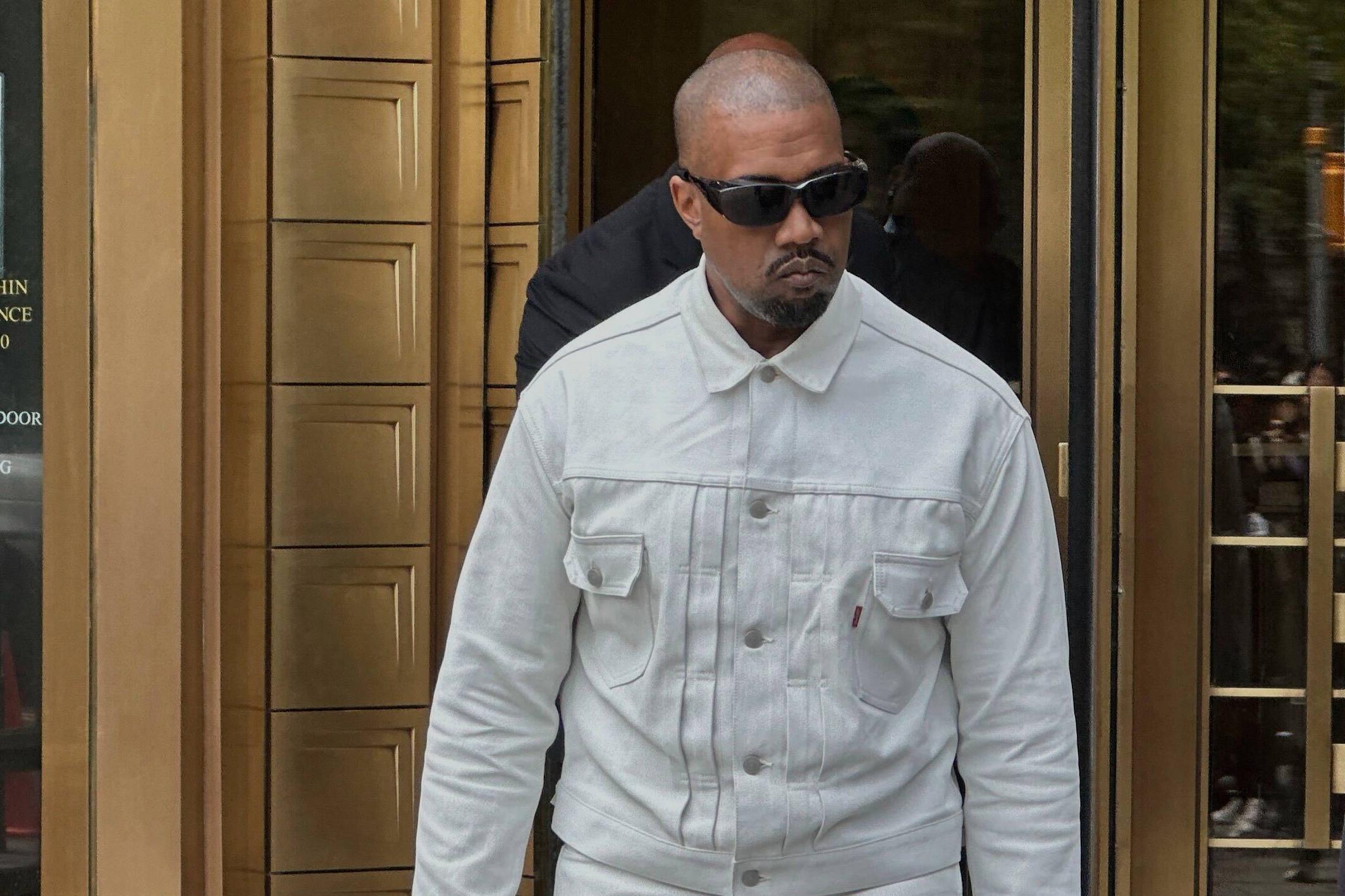 Kanye West apologizes for antisemitic comments, links behavior to 2002 brain injury<br><br>