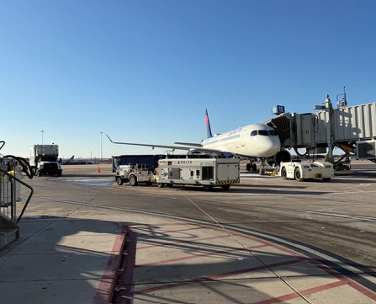 Nearly 100 flights canceled at major Texas airport post winter storm