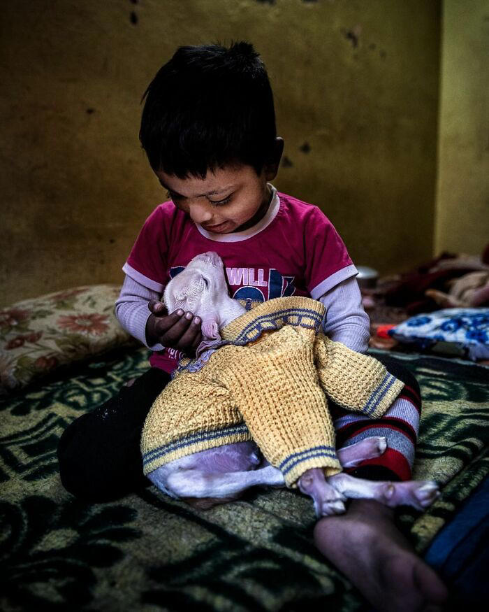 This street photographer captures raw and human moments in everyday ...