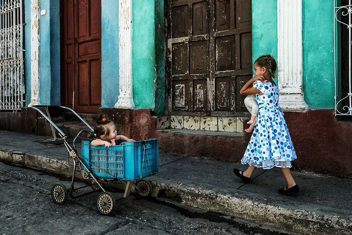 This street photographer captures raw and human moments in everyday ...
