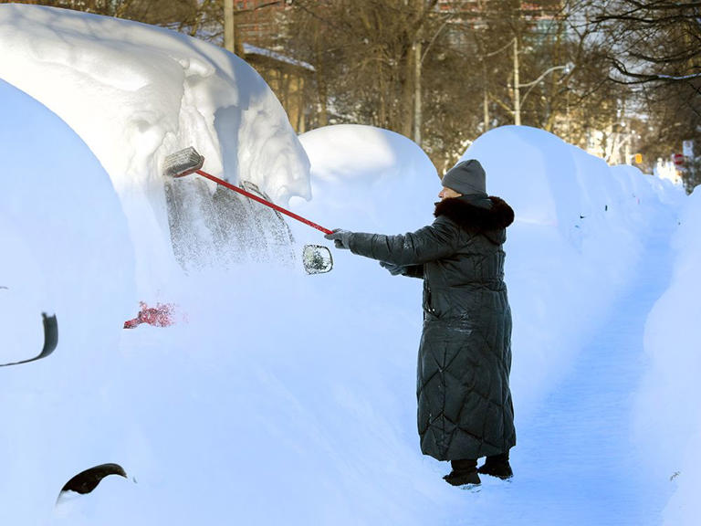 Snow piled high, cars completely covered: Canadians capture record ...