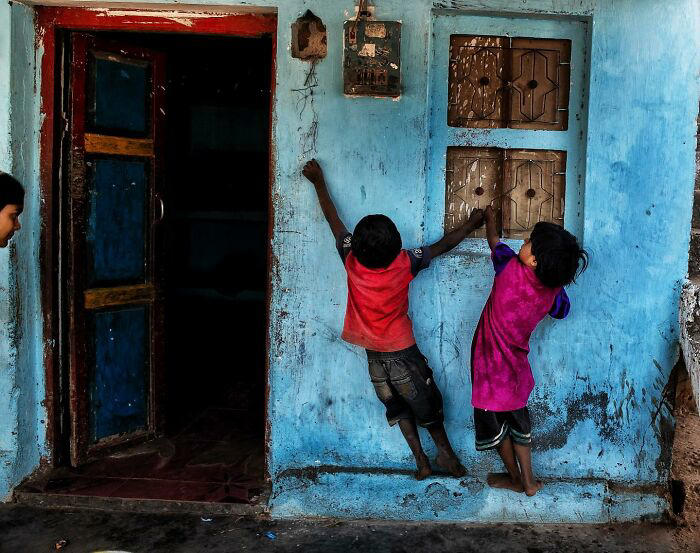 This street photographer captures raw and human moments in everyday ...