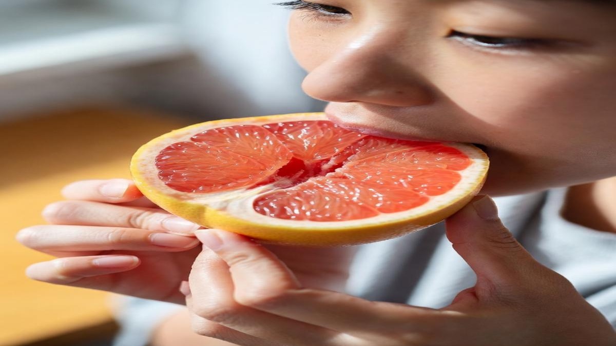 Eating grapefruit every day could help lower blood pressure, according to experts<br><br>