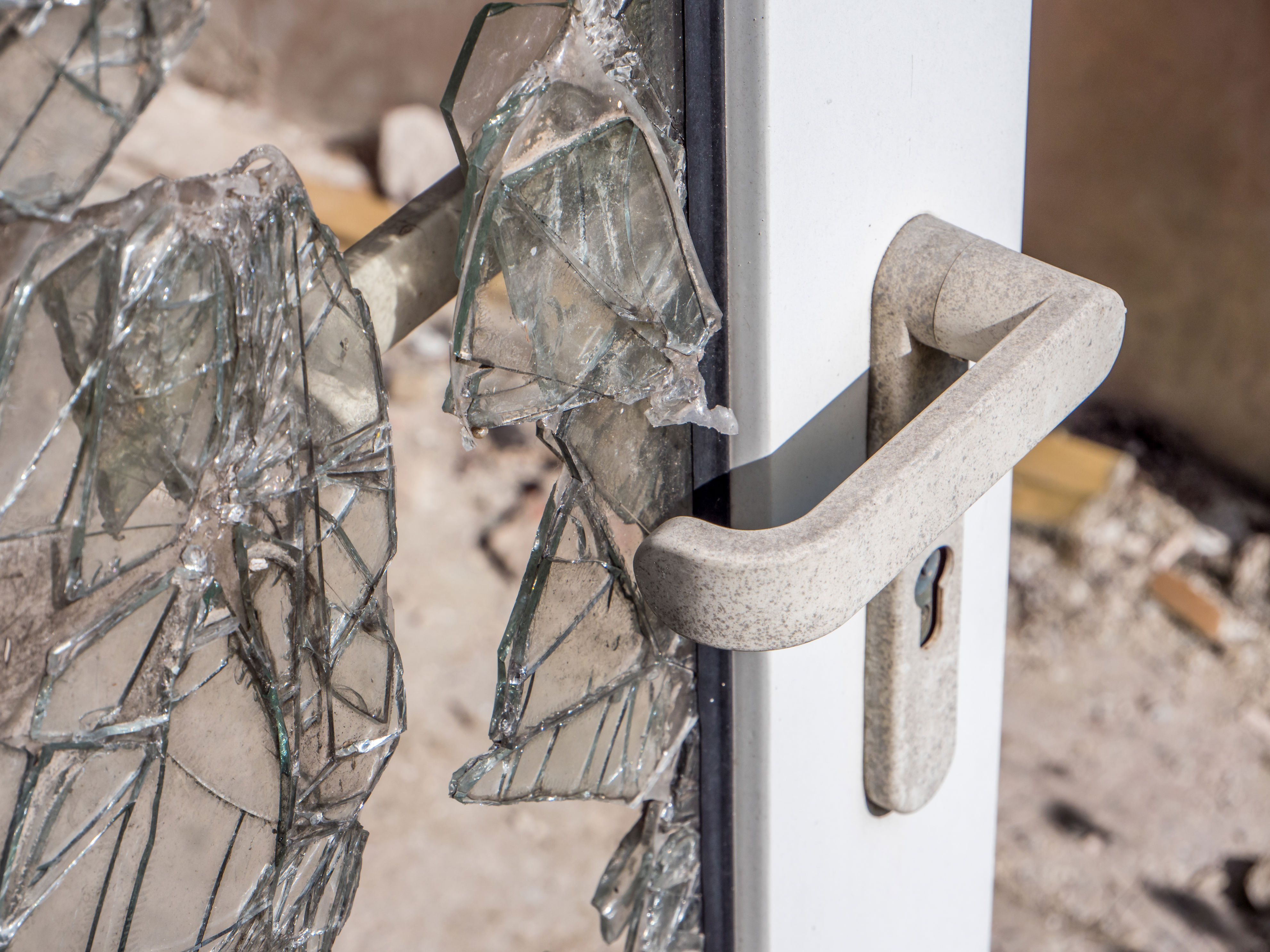 Burglars steal $100k worth of goods from Woodland Hills home