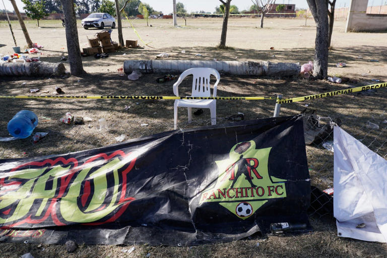 Ataque armado deja 11 muertos en campo de fútbol en México
