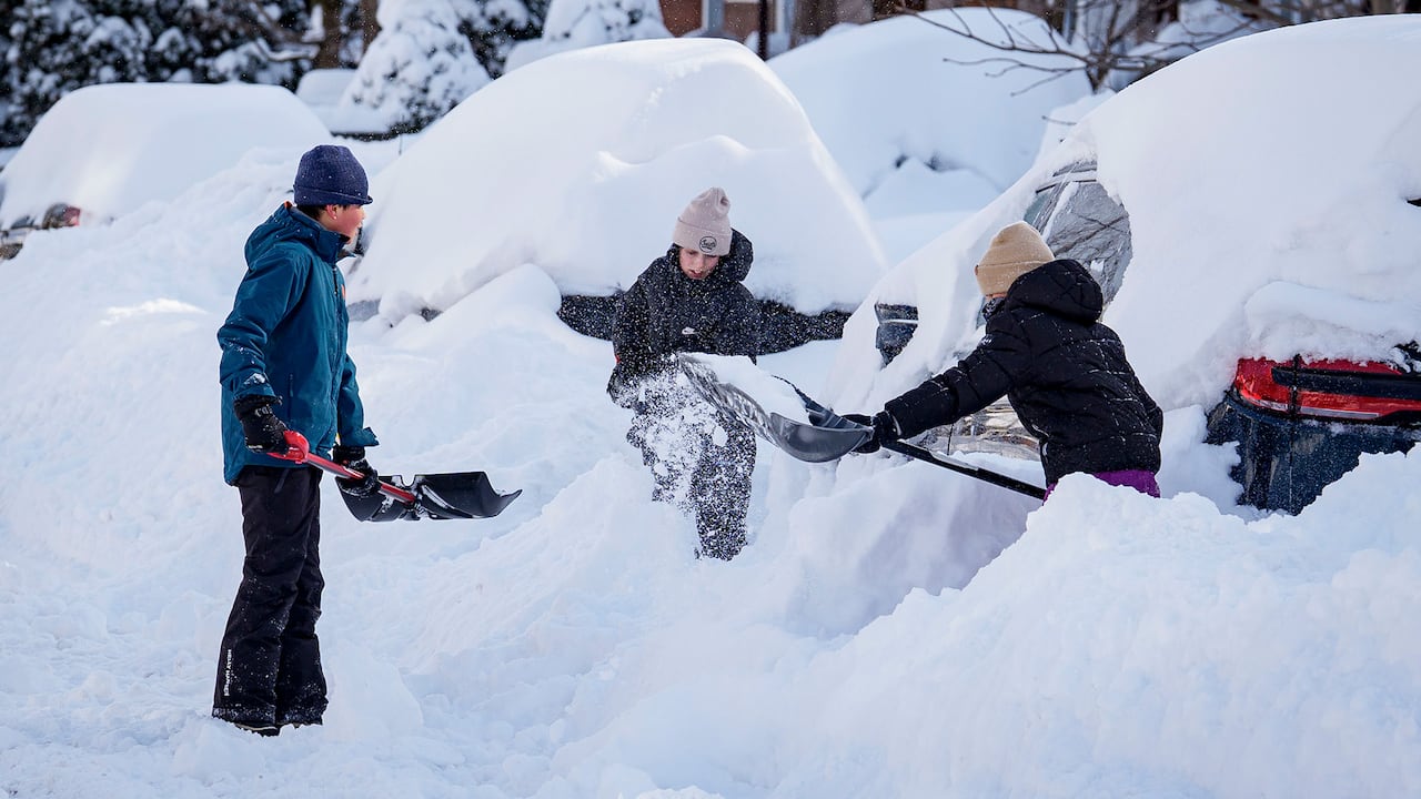 Toronto digs out after record daily snowfall