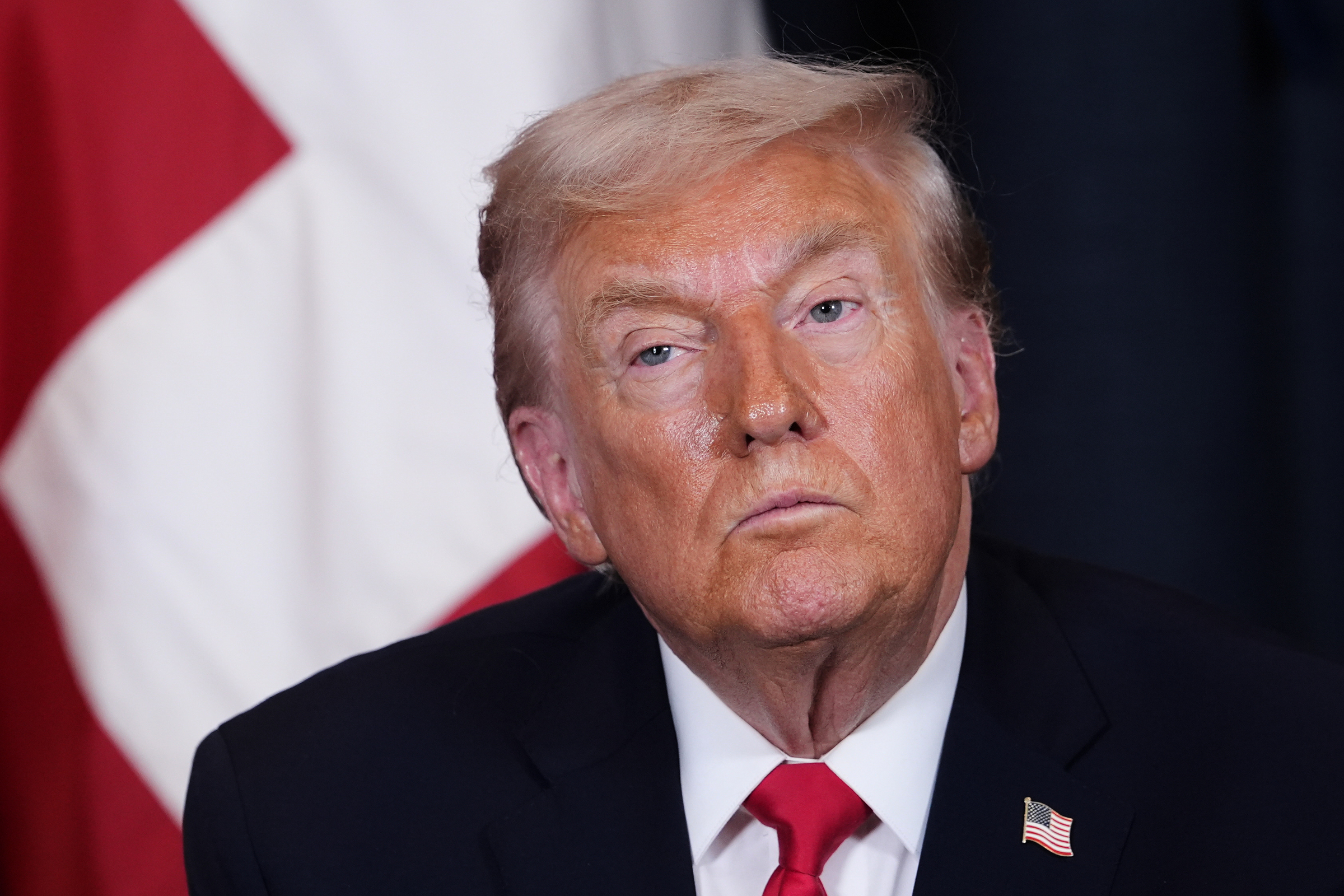 Thông điệp của ông Trump khi điều hạm đội đến gần Iran