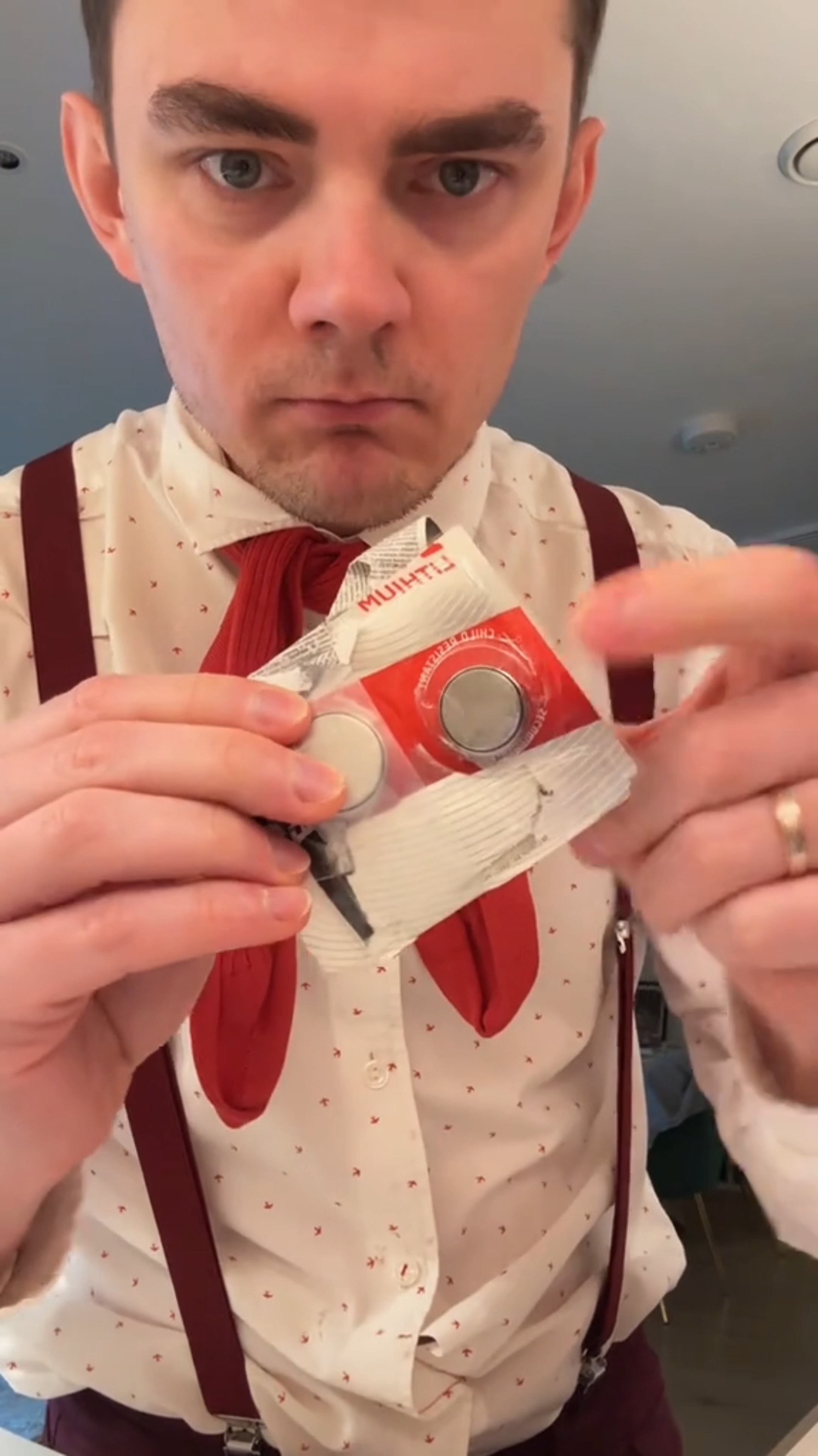 How to replace the battery in an AirTag?