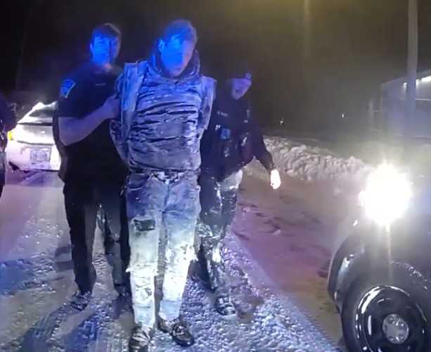 Police arrest man who was wanted on warrant, ran from officers in Franklin
