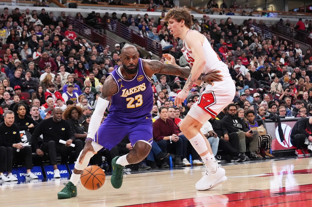 Doncic dominates in Lakers' Windy City victory