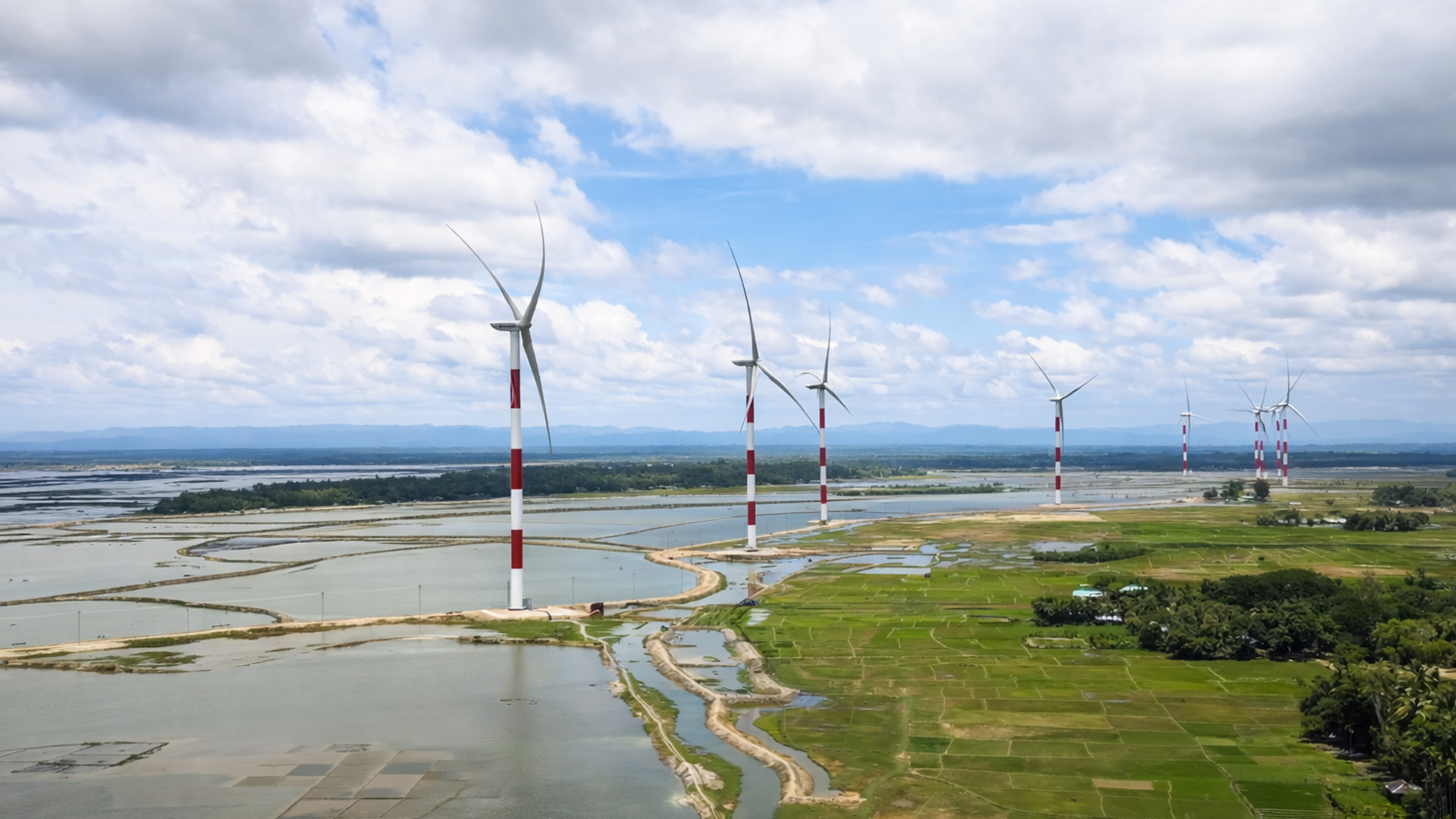 Waarom staan er windmolens midden in rijstvelden?