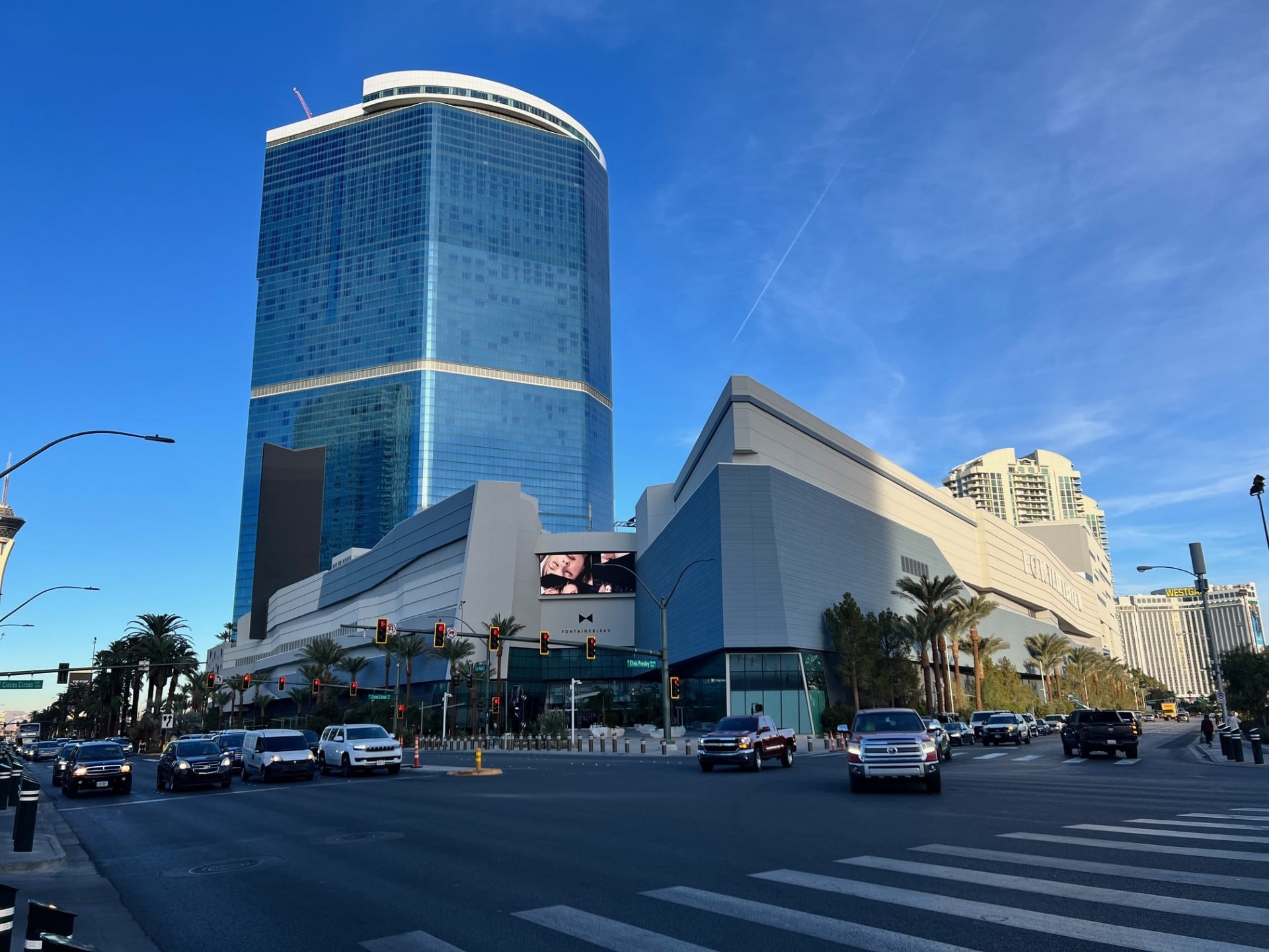 fontainebleau-las-vegas-brings-back-strip-s-largest-real-ice-rink-for