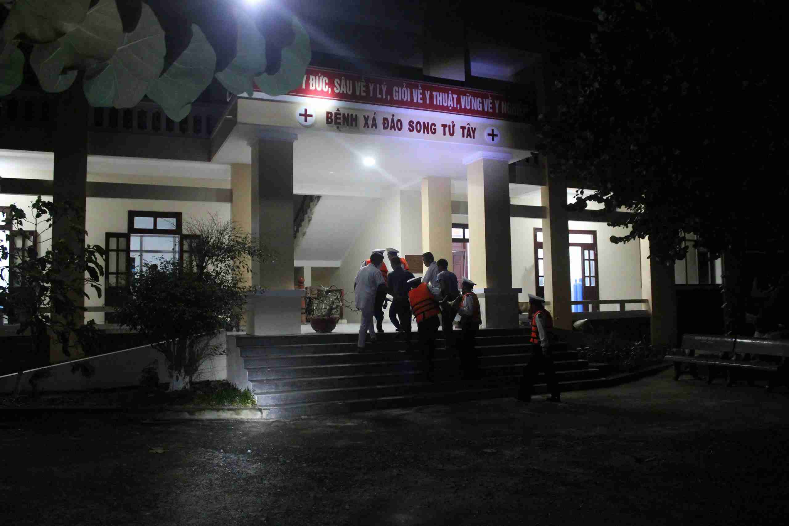 Bệnh xá đảo Song Tử Tây cấp cứu kịp thời ngư dân gặp nạn ở Trường Sa