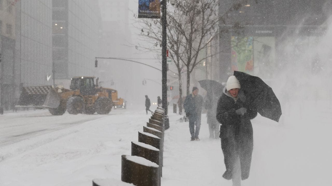US winter storm death toll reaches 30, forces over half a million into ...