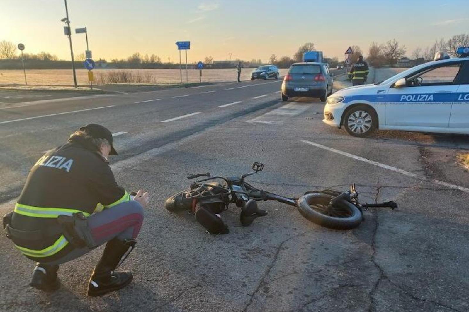 Travolto in bici da un’auto: muore a 36 anni mentre va al lavoro
