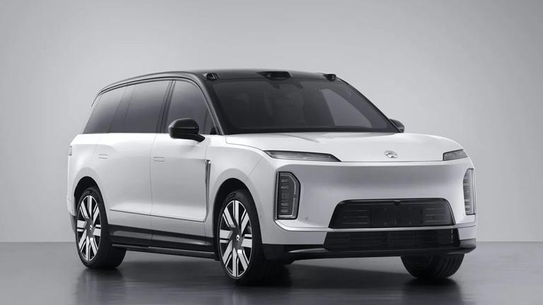 Tο μεγαλύτερο ηλεκτρικό SUV της Κίνας σχεδιάστηκε για VIP επιβάτες