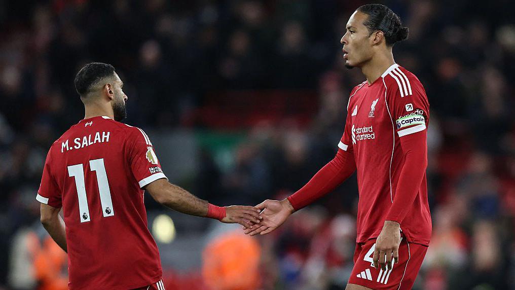 «Está demasiado relajado», dice Van Dijk, «le está costando caro» al Liverpool.