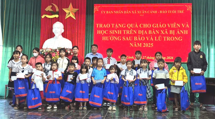 Quà xuân của bạn đọc Tuổi Trẻ đến với giáo viên, học sinh vùng bão lũ Sông Cầu