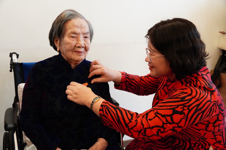 Phó bí thư Thành ủy TP.HCM Văn Thị Bạch Tuyết trao Huy hiệu 80 năm tuổi Đảng ở phường An Khánh