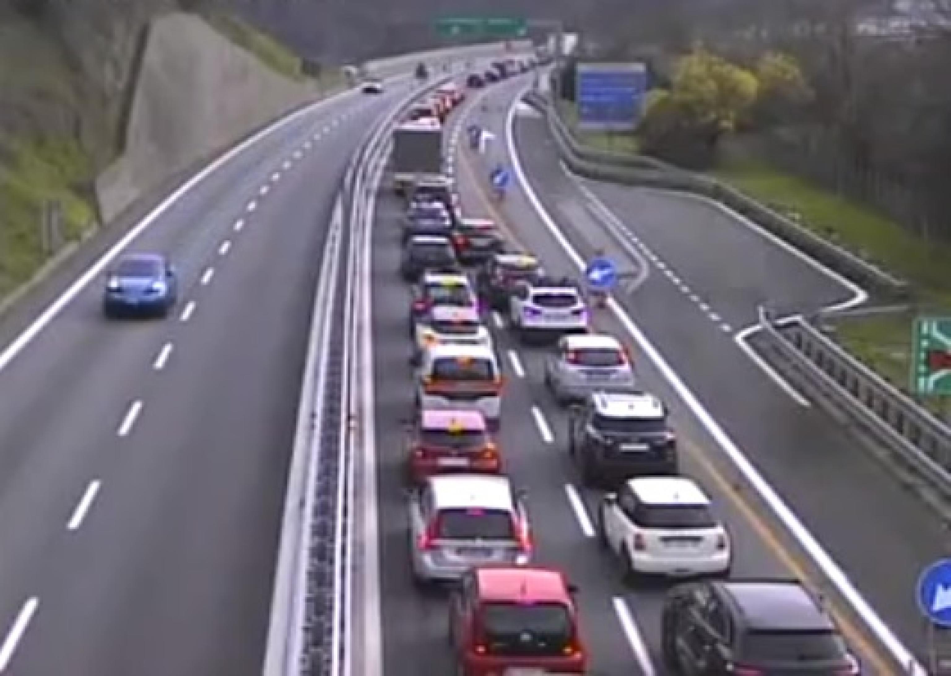 Tamponamento in A10 nel nodo di Savona, due feriti e 7 km di coda