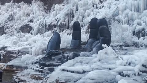 China: Monkeys relax in Buddha-hand pavilion at snowy hot spring