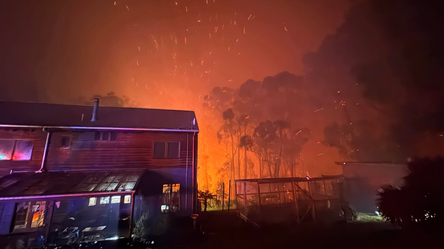 Otways bushfire hit by wind change amid extreme fire danger in Victoria