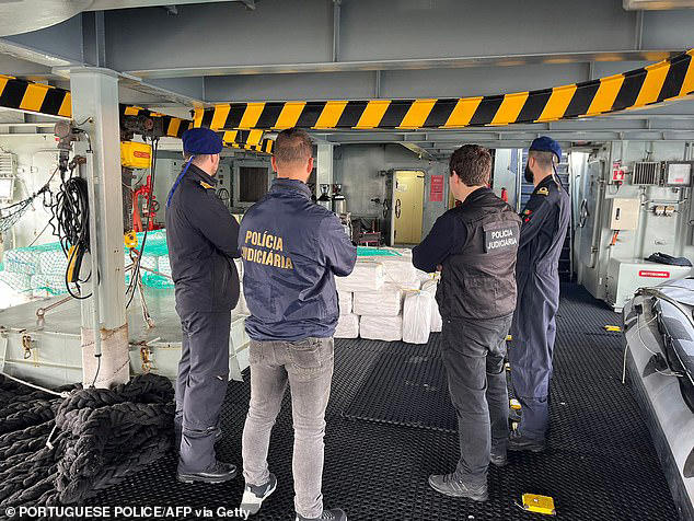 Narco sub bringing largest-ever shipment of cocaine valued at £520m ...