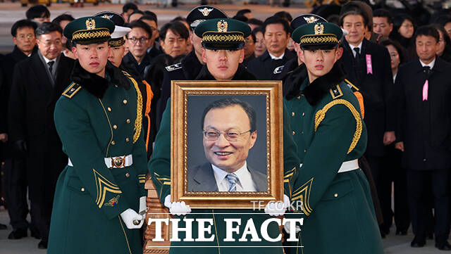 큰 별이 졌다…이해찬 장례식 첫날, 여권 인사들 침통한 발걸음