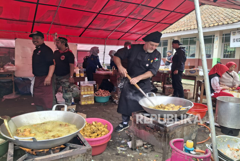 Chef asal Prancis memasak untuk pengungsi Cisarua: Ini semua saudara ...