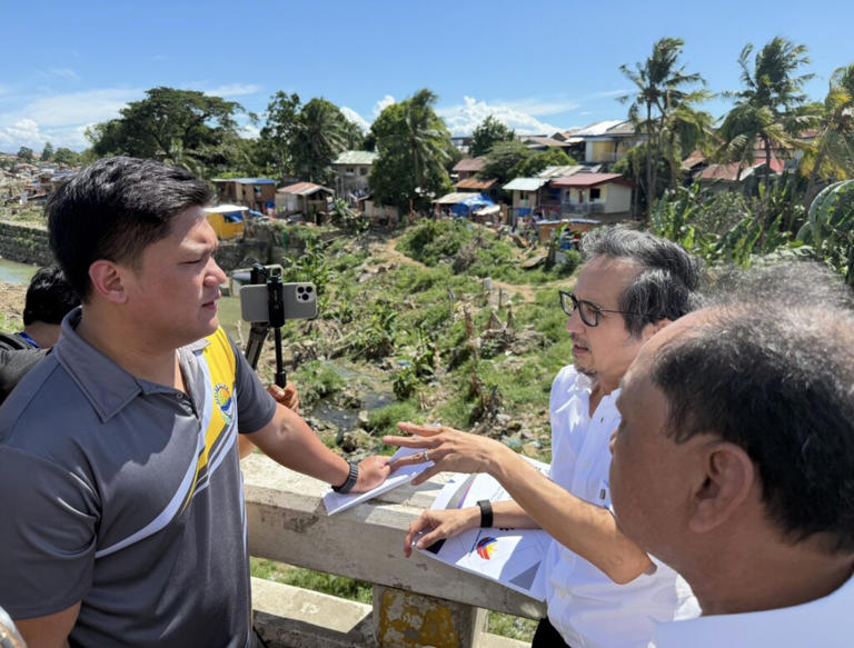 DPWH chief inspects Cebu flood control projects, orders river widening ...