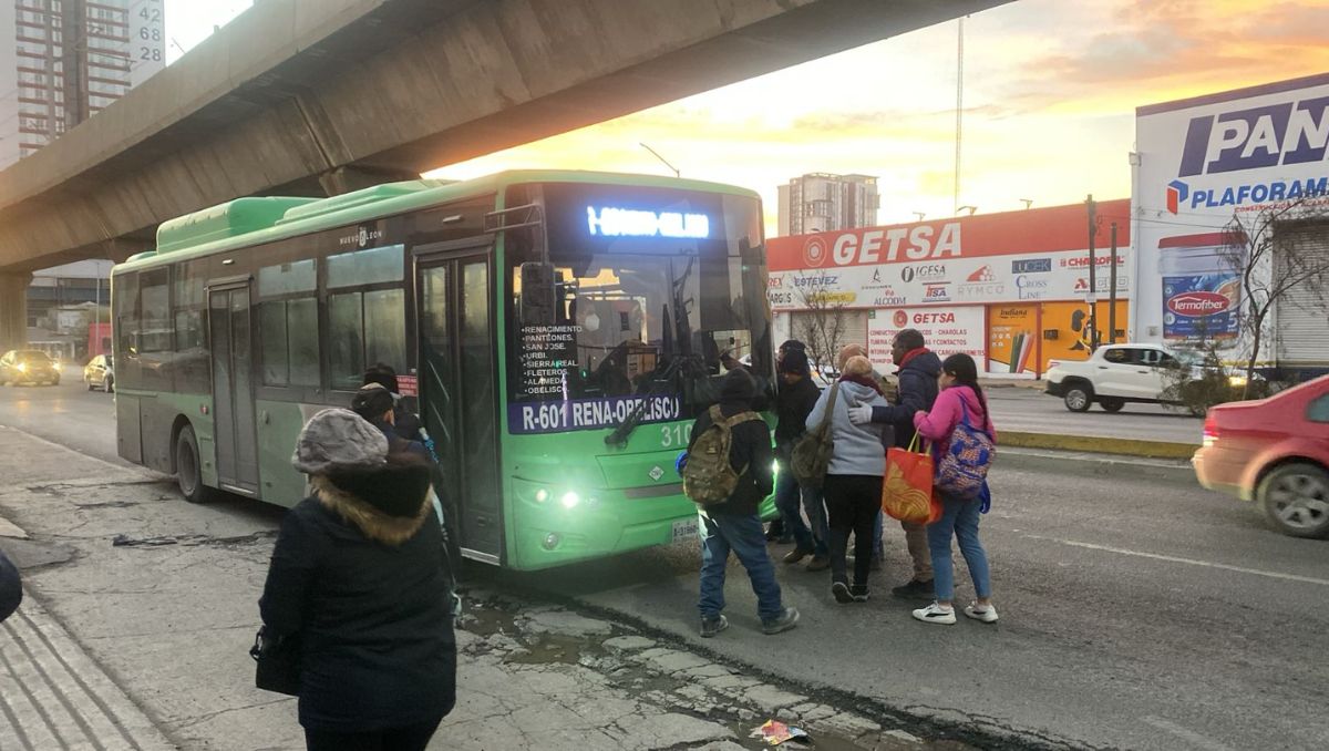 Trabajador paga el camión y chofer le cierra la puerta en pleno frío en ...