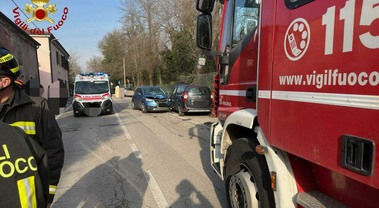 Incidente frontale tra due auto vicino alle scuole: tre feriti, una ...